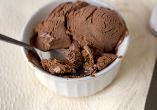 chocolate-peanut-butter-cup-ice-cream-3-550